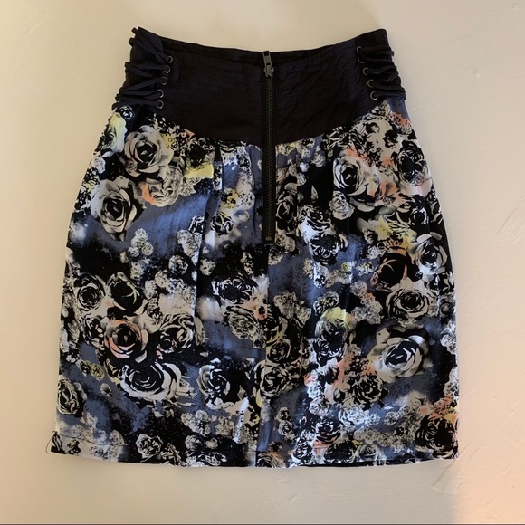 Corseted high waist mini skirt - Picture 2 of 4